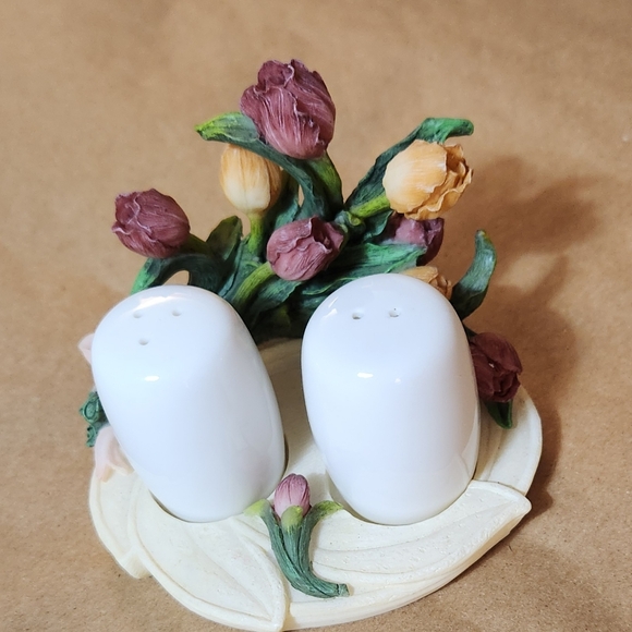 A. Richesco Corporation salt abd pepper shaker with display - Picture 6 of 9